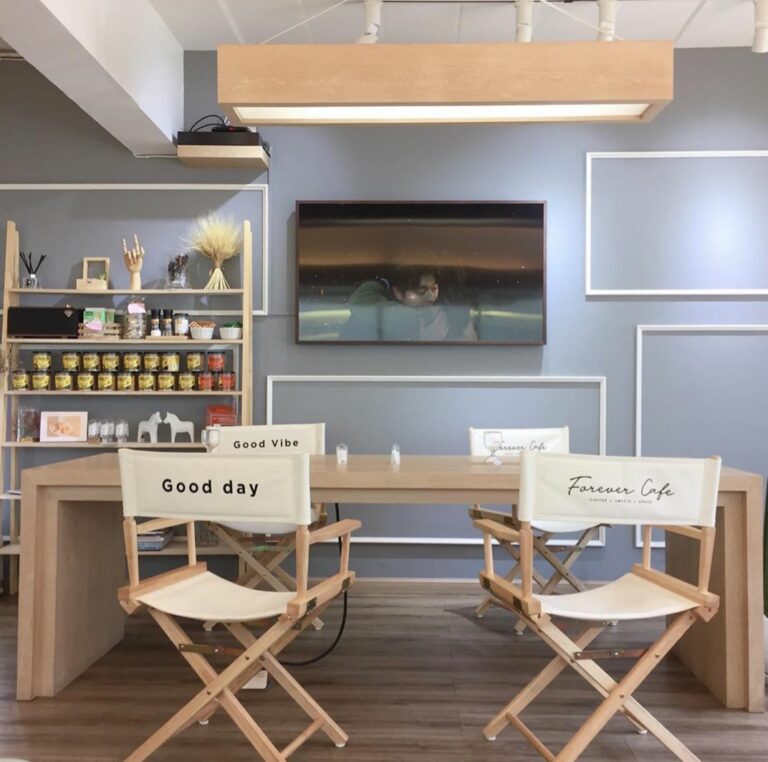 CHILL ON ME DIRECTOR CHAIR FOREVER CAFE