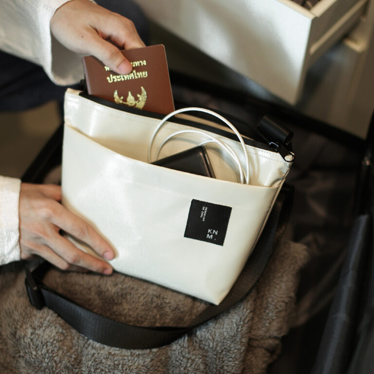 กระเป๋าคาดอก กระเป๋าสะพายข้าง กระเป๋าผ้าใบ CROSSBODY BAG KROS BAG KIDNAP ME คิดแนปมี