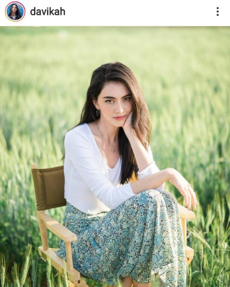 CHILL ON ME DIRECTOR CHAIR K. MAI DAVIKA